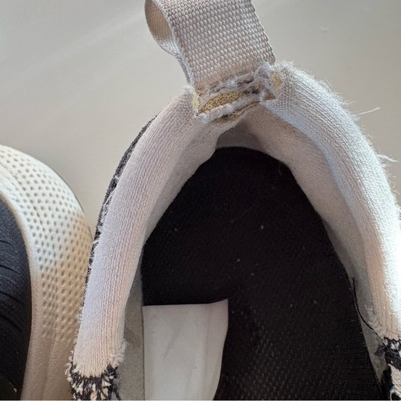 Stylish Black and White Nike React Escape Run Womens - Picture 3 of 6